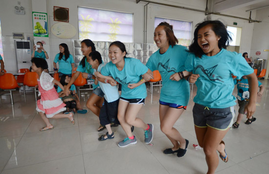 美国青少年被收养人回馈服务团来郑州儿童福利院做义工