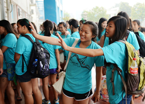 美国青少年被收养人回馈服务团来郑州儿童福利院做义工