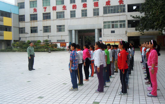 郑州幸福路小学：少年国旗护卫队为“国庆”忙起来