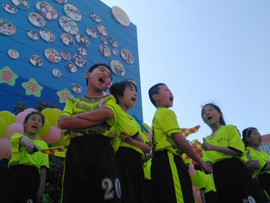 郑州经开实小足球文化节开幕 “全明星”光耀红毯国际范儿十足