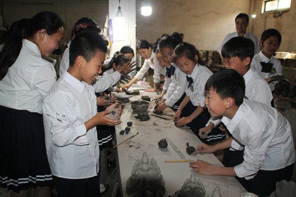 汝州市小学生到弘宝汝瓷企业进行科普教育