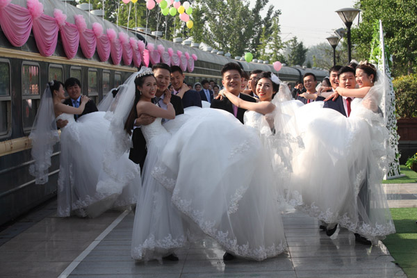 郑州铁路局办集体婚礼：46对大龄青年共跨婚姻殿堂