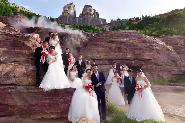 郑州铁路局办集体婚礼：46对大龄青年共跨婚姻殿堂