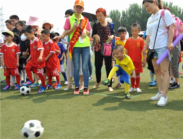 郑州幼儿足球嘉年华活动开幕 明年将建20所足球试点幼儿园