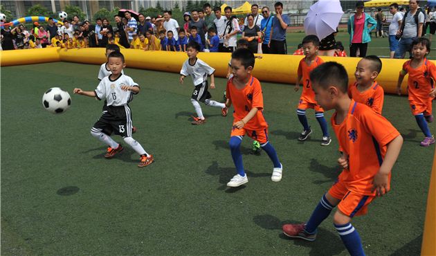 郑州幼儿足球嘉年华活动开幕 明年将建20所足球试点幼儿园