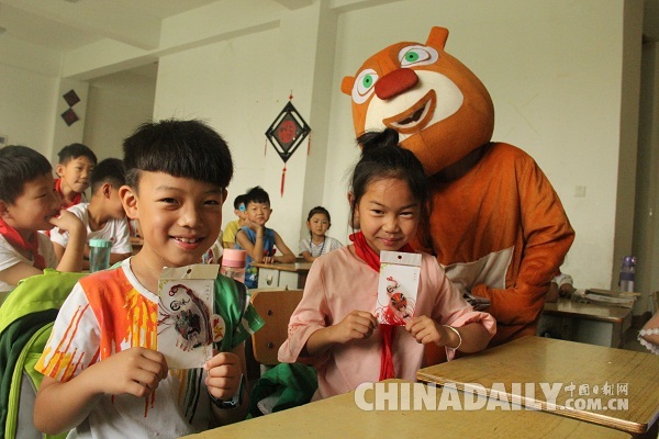 郑州一小学“孩子王”亲自扮萌娃庆六一 儿童节体验纯真的爱