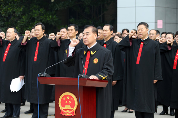 河南高院响起嘹亮誓言 首批186名入额法官集体宣誓