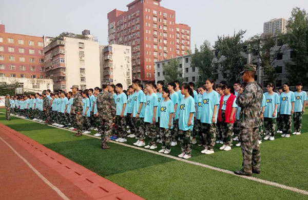 郑州市102中学：高一新生军训开营 上好开学第一课
