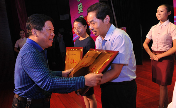 郑州经开区庆祝第33个教师节 优秀教育工作者受表彰