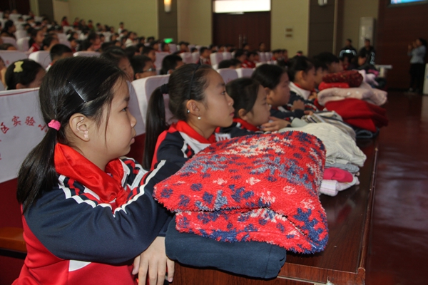 郑州市惠济区实验小学为四川凉山贫困山区学生捐赠衣物