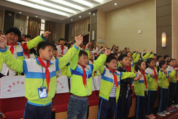 郑州市惠济区实验小学为四川凉山贫困山区学生捐赠衣物