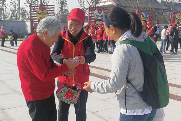 郑州经开区实验小学助力“夕阳红” “红马甲”温暖了老人心