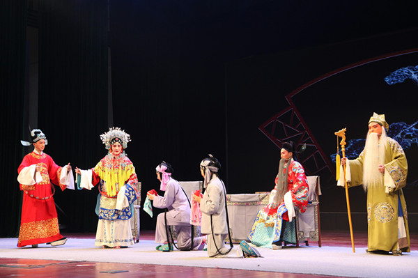 郑州科技学院“戏曲进校园”引发学习传统文化热