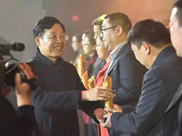 河南省高校第一届“大美学工”颁奖典礼在河南大学举行