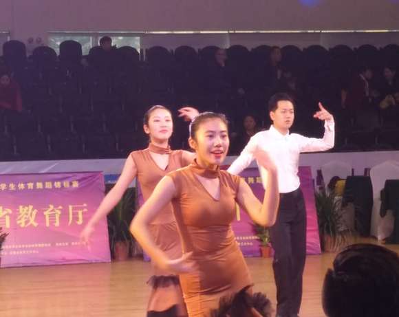 “舞动青春”河南省第二届学生体育舞蹈锦标赛在郑州中学举行