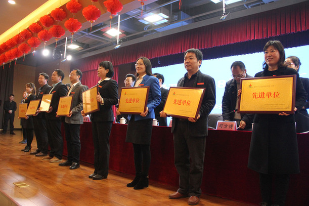 郑州经开区：鲜红的“人民教师”胸徽点燃教师队伍的历史使命感