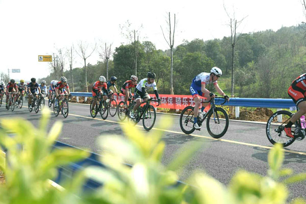 国内外5000余名骑行者齐聚淅川 环中原2018自行车赛首站赛事成功举办