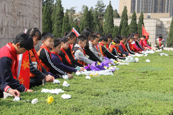 郑州市惠济区实验小学清明祭扫烈士墓