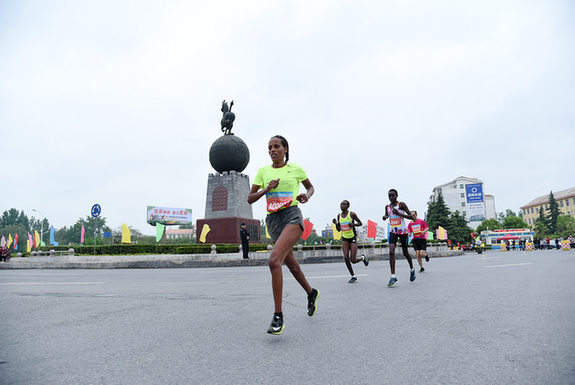 2018舞钢国际环湖马拉松赛开跑 本土选手获得全马女子组第二名