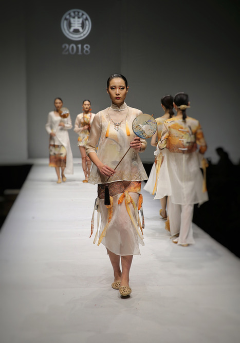 中原工学院毕业生服装设计展：时尚创意绽放艺术魅力