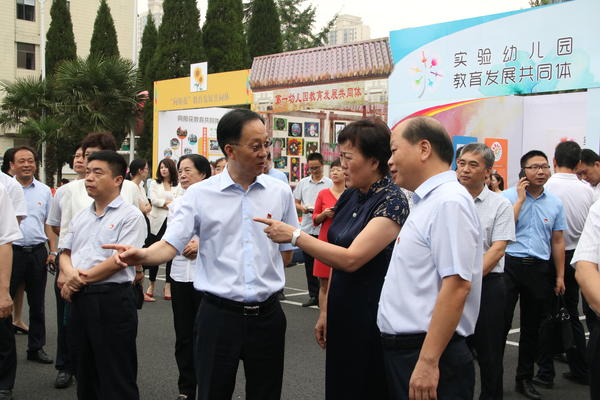 织彩追梦郑州二七区2018年教师节颁奖典礼举行