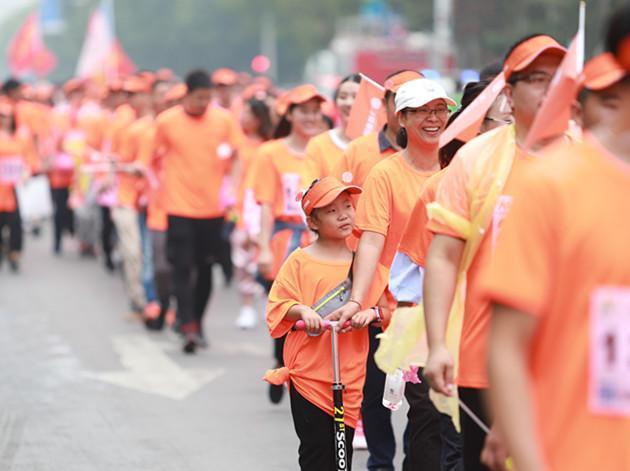 近三万人参与！2018中国郑港国际徒步大会鸣枪开走