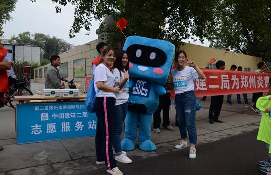中建二局二公司志愿者助力郑州炎黄国际马拉松