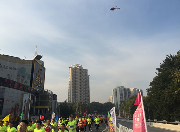 首届郑州国际马拉松鸣枪开跑 22000余名跑友“燃爆”全城