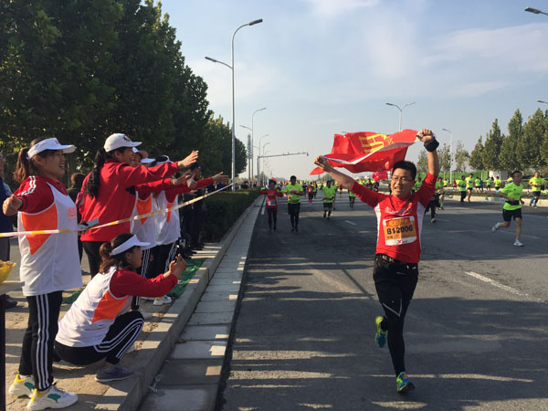 首届郑州国际马拉松鸣枪开跑 22000余名跑友“燃爆”全城