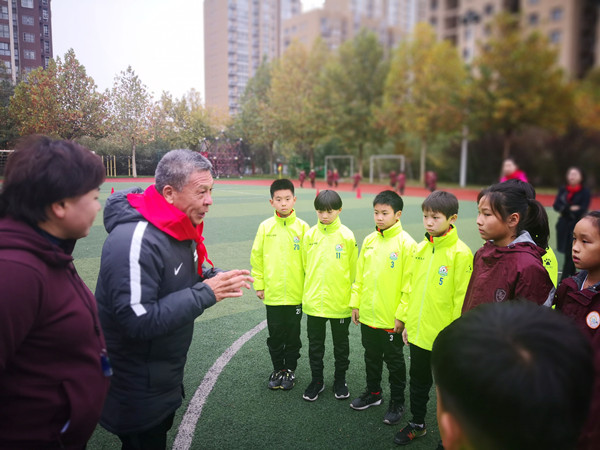 中国足球名宿走进郑州经开区实验小学 助力校园足球发展