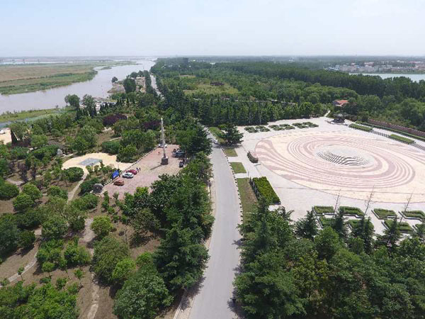 0202位于郑州市区北郊18公里处的黄河南岸的黄河花园口水利风景区